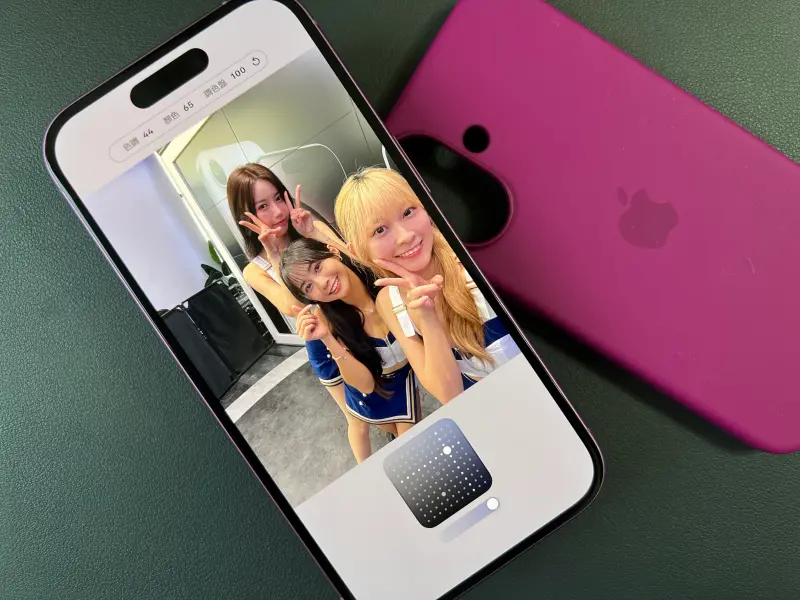 ▲iPhone 16可以使用風格濾鏡，像是Fubon Angels的李雅英、慈妹、Jessy使用記者手機自拍後，可以在手機後製照片風格。（圖／記者周淑萍攝）