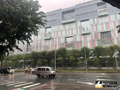 ▲ 超大豪雨降臨台北市，大巨蛋今天舉辦周思齊引退賽，球迷擔心有可能漏水。（圖／吳政紘攝）