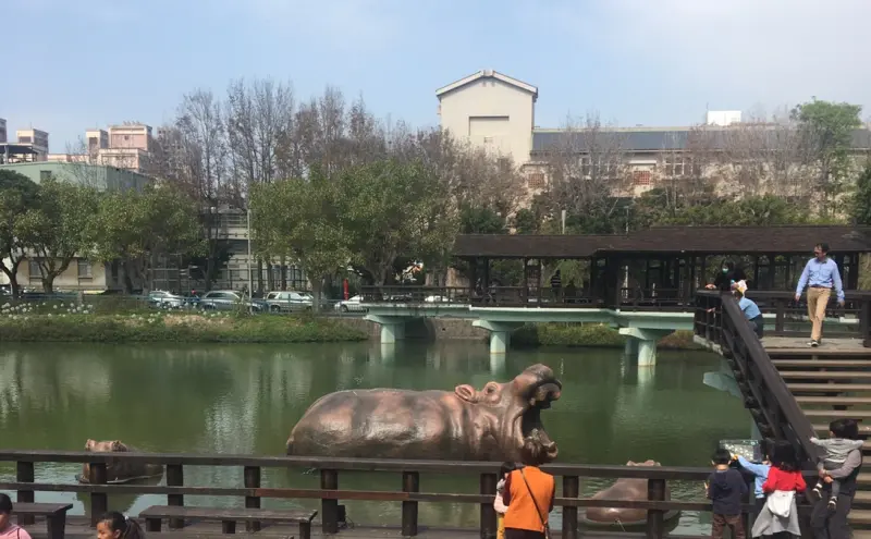 ▲新竹公園知名地標九曲橋河馬雕像，有時還會有街頭藝人演出。（圖／文化部）