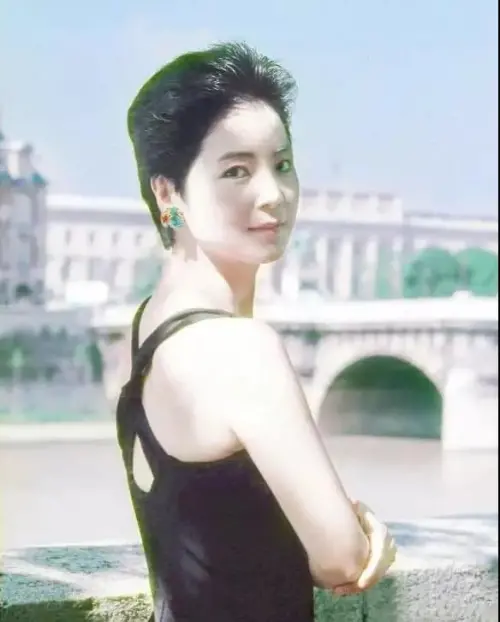 ▲鄧麗君1989年旅居法國期間邂逅另一半,當時她的美貌以傾國傾城形容一點也不為過。(圖/港味臉書) ▲鄧麗君1989年旅居法國期間邂逅另一半,當時她的美貌以傾國傾城形容一點也不為過。(圖/港味臉書)