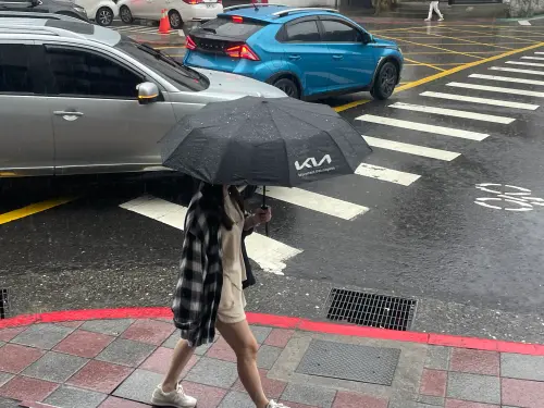 ▲ 超大豪雨侵襲雙北，民眾紛紛在外撐傘或找地方躲雨。（圖／吳政紘攝）