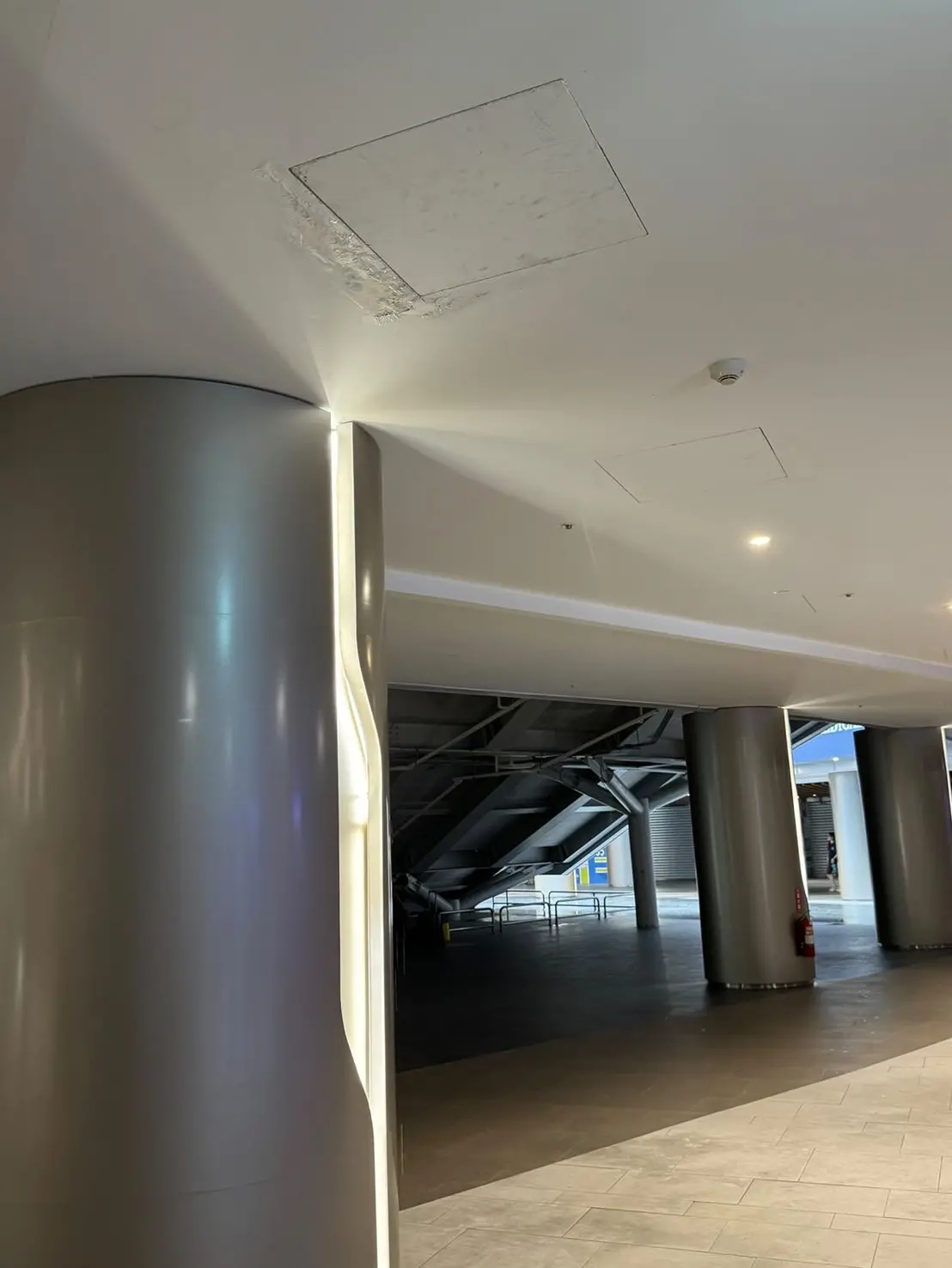 ▲民眾黨北市議員陳宥丞出示球迷朋友提供的大巨蛋4號出口漏水照。（圖／陳宥丞提供）