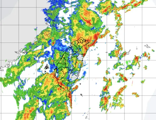 ▲台灣周圍滿滿都是對流雲系在發展，一波波降雨雲帶移入台灣本島，帶來明顯雨勢。（圖／中央氣象署）