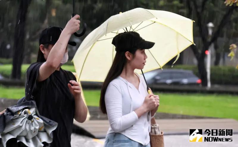 ▲東北季風南下，北台灣從昨夜到今（8）日上午降下豪雨，專家說明降雨原因，並指出近期將有颱風生成。（圖／攝影中心）