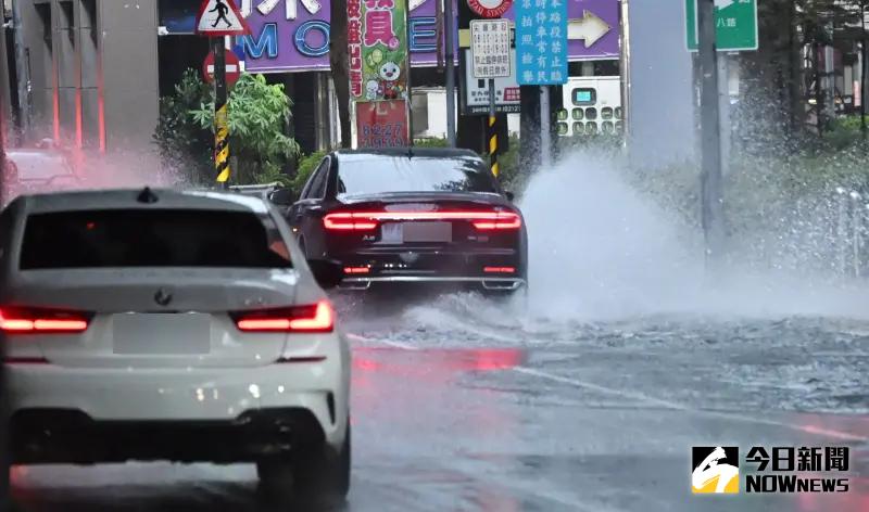 ▲受熱帶性低氣壓（TD19）及低壓帶的接連影響，這兩天全台灣各縣市雨下不停，溼答答的天氣還將持續到明（23）日。（圖／攝影中心）