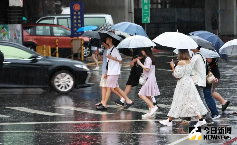 ▲週末兩天沒有颱風侵襲，但北台灣和南部地區遭逢豪雨襲擊，對此中央氣象署也解釋原因。（圖／NOWnews攝影中心）