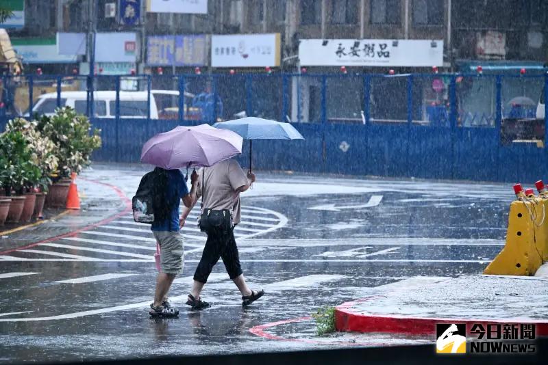 ▲氣象署表示，受到熱帶性低氣壓影響，全台降雨有感，其中大豪雨地區包含新北市、臺北市、基隆市。（圖／攝影中心）