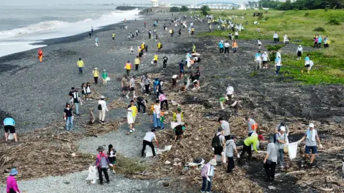 屏東環保局攜手企業與志工淨灘守護海岸環境
