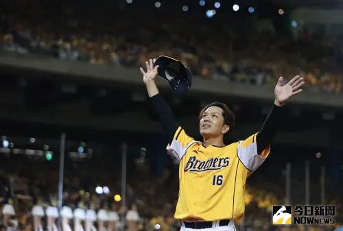 ▲周思齊賽後向全場球迷致意。(圖/記者葉政勳攝 , 2024.09.22) ▲周思齊賽後向全場球迷致意。(圖/記者葉政勳攝 , 2024.09.22)