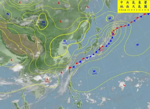 ▲從氣象署的地面天氣圖可以看到，台灣北方仍有滯留鋒面存在，持續影響天氣。（圖／中央氣象署）