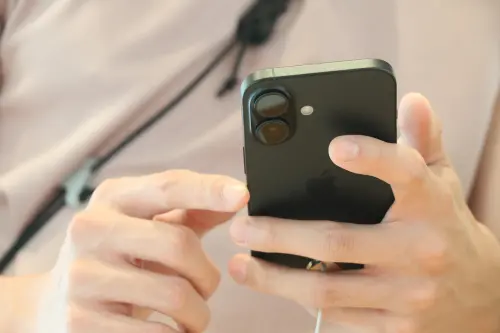 ▲原PO打開iPhone內建行事曆，發現2月到3月的日期竟佈滿密密麻麻的英文字，點開備註裡還夾雜一個不明連結。（圖／記者李政龍攝）