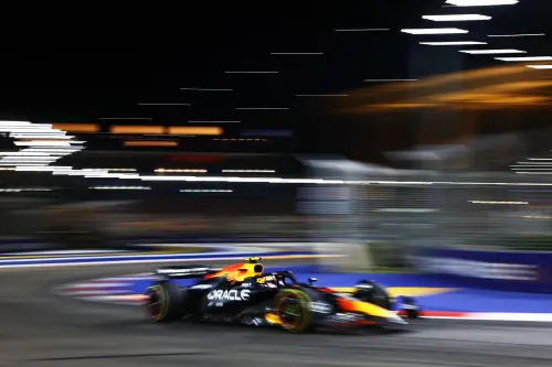 ▲新加坡大獎賽（Singapore Grand Prix）上，Red Bull 車隊墨西哥籍的車手Sergio Perez 駕駛賽車RB20，在濱海灣街賽道上奔馳，以第10名的成績完賽添積分。（Red Bull 提供）