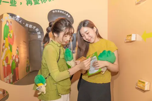 特展現場加碼陪伴小卡活動,邀請民眾一起展開實際的陪伴行動,完成指定任務還有機會抽中限量專屬好禮。 ▲特展現場加碼陪伴小卡活動,邀請民眾一起展開實際的陪伴行動,完成指定任務還有機會抽中限量專屬好禮。(圖/國泰人壽提供)