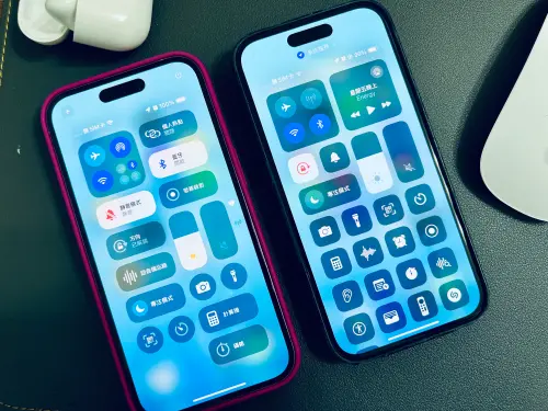 iOS 18控制中心(左)有網友認為不如iOS 17(右)來得好用。(圖/記者周淑萍攝) ▲iOS 18控制中心(左)有網友認為不如iOS 17(右)來得好用。(圖/記者周淑萍攝)