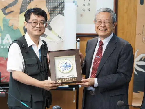 ▲國家海洋研究院院長陳建宏(右)致送紀念品給台灣生物多樣性資訊聯盟，由會長楊嘉棟(左)代表接受。(圖／國家海洋研究院提供)