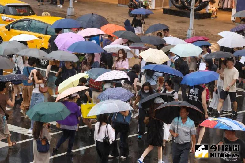 ▲山陀兒颱風外圍環流已經對台灣造成影響，氣象署今日一早就發布「大雨特報」。（圖／NOWnews攝影中心）