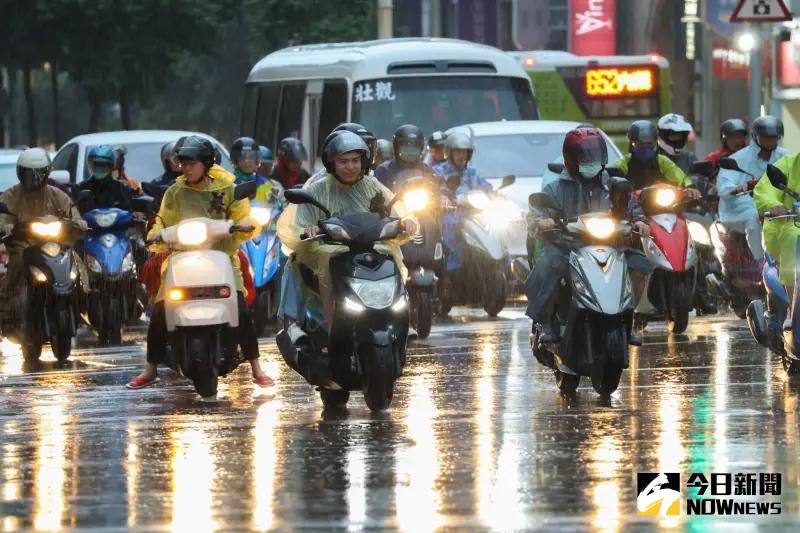 ▲山陀兒颱風從明天開始就會帶來明顯雨勢，適逢上班上課日，民眾外出務必攜帶雨具。（圖／NOWnews攝影中心）