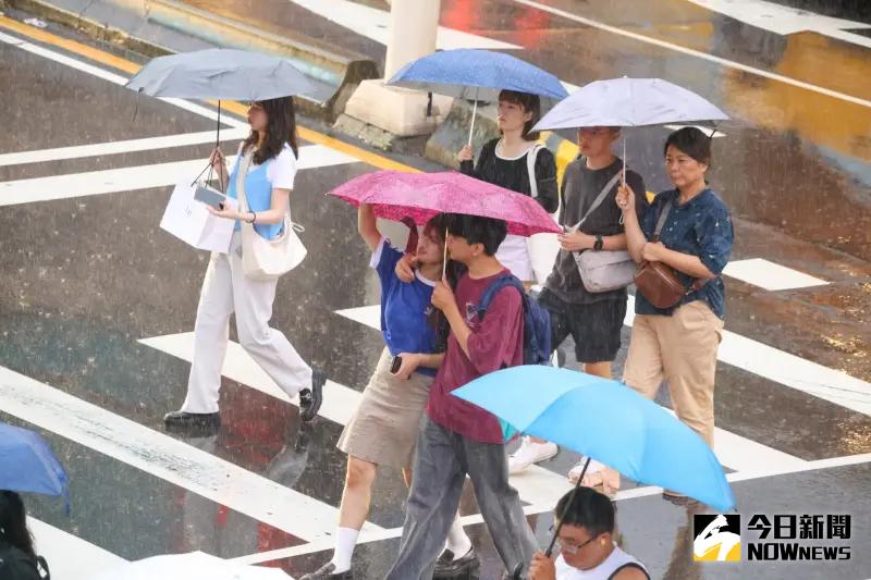 ▲週末前受到東北風水氣影響，北東降雨將明顯，下週可能有颱風侵襲，降雨情況會更加劇烈，民眾要持續留意天氣預報。（圖／NOWnews攝影中心）