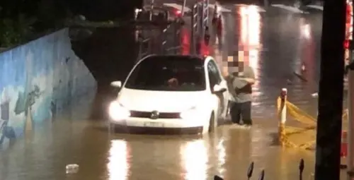 新北汐止又傳淹水！小客車「一半輪胎泡水中」　民眾騎車穿越積水
