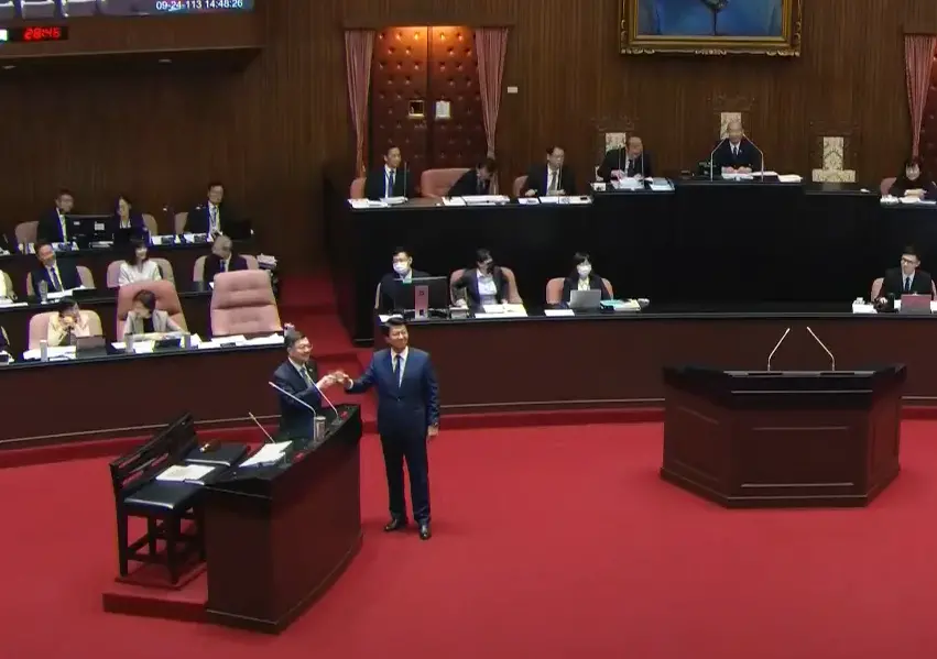 ▲國民黨立委謝龍介質詢，先送上蜂蜜與行政院長卓榮泰互敬。（圖／翻攝立院ivod系統）