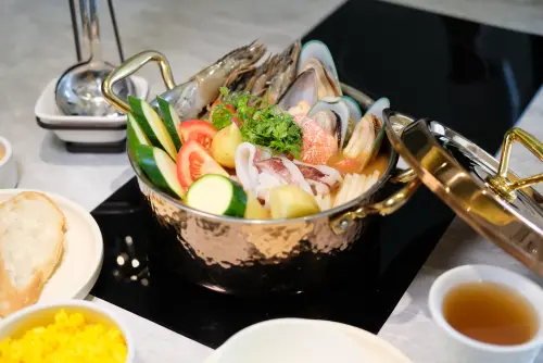 「初物鐵板燒鍋物」的一樓販售精緻鍋物,湯頭很獨特,獨家研發仿照馬賽魚湯作法之法式湯頭。(圖/記者葉盛耀攝) ▲「初物鐵板燒鍋物」的一樓販售精緻鍋物,湯頭很獨特,獨家研發仿照馬賽魚湯作法之法式湯頭。(圖/記者葉盛耀攝)