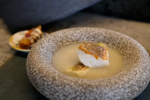 湯品「旬魚/豆水蛤蜊湯/老油條」融入了台灣早餐鹹豆漿的概念。(圖/記者葉盛耀攝) ▲湯品「旬魚/豆水蛤蜊湯/老油條」融入了台灣早餐鹹豆漿的概念。(圖/記者葉盛耀攝)