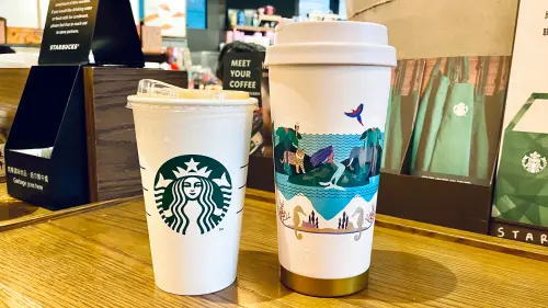 ▲星巴克透過外送平台「foodomo」點餐的話，經常性都會有指定飲品優惠，民眾不需要跑到門市去買超方便。（圖／記者蕭涵云攝）