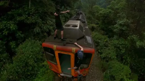 火車頂有人！國外網紅爬台鐵區間車、闖車庫　台鐵報案偵辦中
