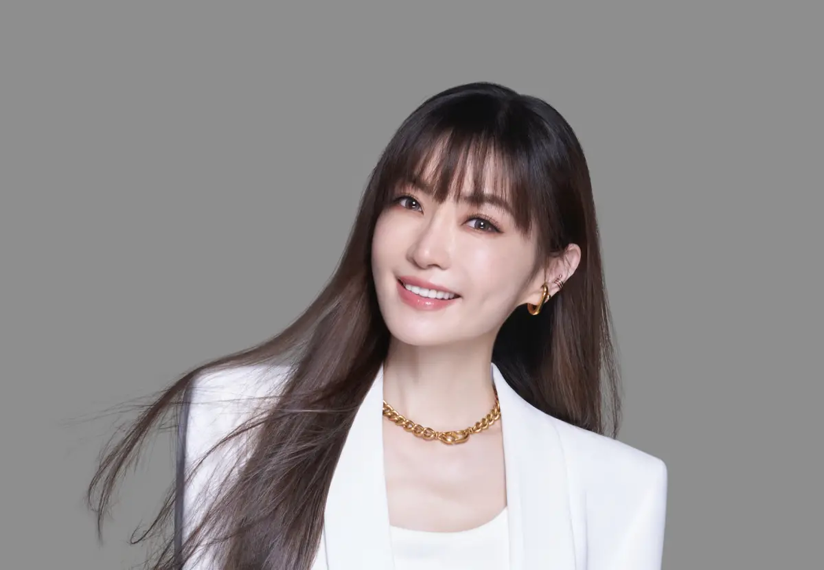 ▲現年50歲的「姐姐」謝金燕凍齡狀態驚人，卻遭網上酸「靠醫美做出來」，網紅潔哥對此發文抱不平，替她反擊：「她的身體皮膚緊實度，是現在醫美做不出來的！」（圖／台東縣政府提供）