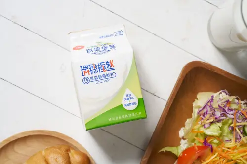 瑞穗極制鮮乳中,保留免疫球蛋白與乳鐵蛋白,營養比一般鮮奶更完整。 ▲瑞穗極制鮮乳中,保留免疫球蛋白與乳鐵蛋白,營養比一般鮮奶更完整。(圖/NOWnews攝)