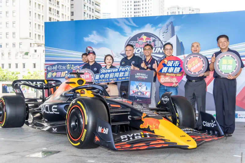 ▲Red Bull Showrun Taichung將於9月28日登場，副市長鄭照新開箱RB19冠軍車，吸引大量車迷關注。（圖／公關提供）