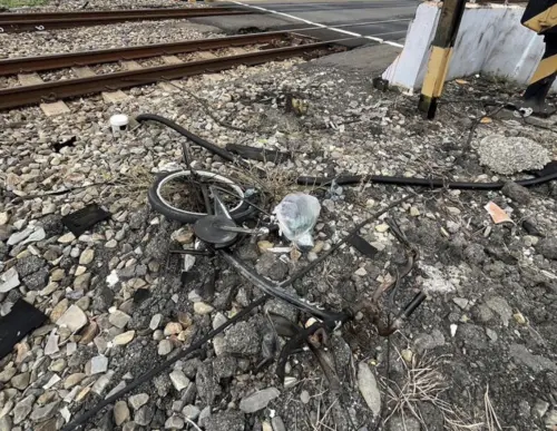 雲林婦「騎腳踏車闖平交道」！遭火車撞倒地腳踏車全毀　送醫不治
