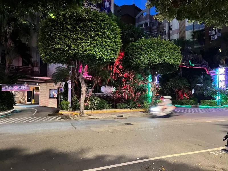 ▲25日下午，副總統蕭美琴住家旁驚傳槍響，當時警方正圍捕謝姓男子，謝男遭包圍駕車衝撞員警，警方隨即連開3槍，謝男之後棄車逃逸，仍遭警方壓制逮捕。（圖／翻攝畫面）