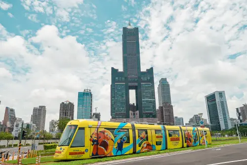 高雄移動魅力新地標 彩繪高雄輕軌列車超吸睛