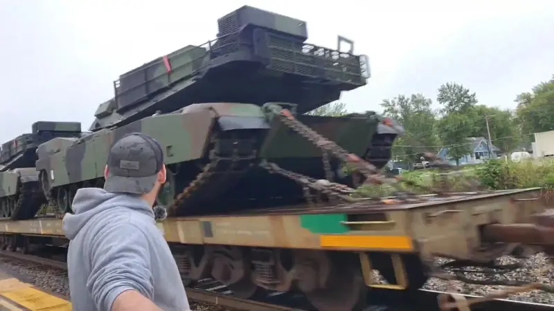 ▲國外鐵道迷社群拍攝到國軍向美國採購的首批M1A2T主力戰車,已經透過鐵路運往美國西岸,將透過海運運返台灣。(圖/取自Ronkainen推特)