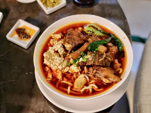 ▲台北中山九昱希爾頓逸林酒店La Salle森酒吧牛肉麵有多種口味，圖為臭豆腐，但買一送一僅限經典口味。（圖／記者葉盛耀攝）