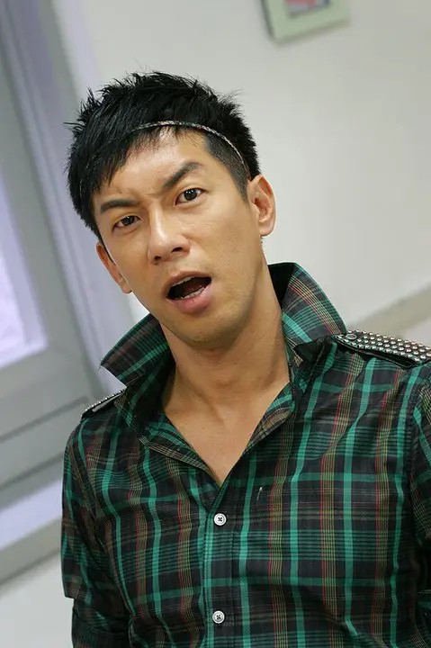 ▲張善為23歲出道前接拍電信廣告,參演偶像劇《麻辣鮮師》後走紅,也以兒童台「黑皮哥哥」形象活躍演藝圈,主持也有涉獵。(圖/張善為臉書) ▲張善為23歲出道前接拍電信廣告,參演偶像劇《麻辣鮮師》後走紅,也以兒童台「黑皮哥哥」形象活躍演藝圈,主持也有涉獵。(圖/張善為臉書)