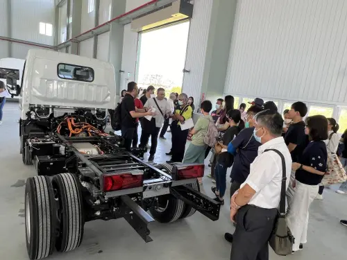 綠色運輸！近百人台南體驗電動垃圾車　各縣市環保局代表試駕試乘
