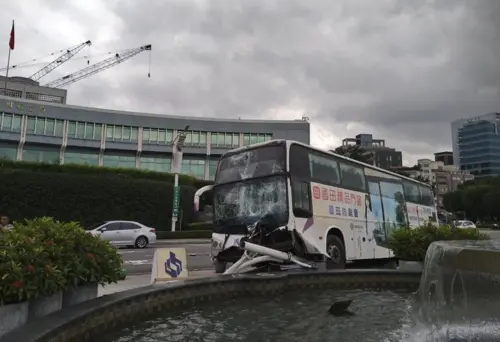 松山機場外國光客運車禍！自撞噴水池車頭毀　司機女乘客受傷送醫
