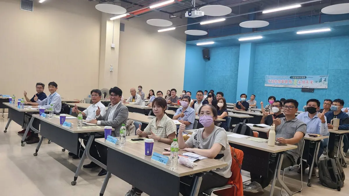▲臺南市政府經濟發展局於今(26)日於沙崙綠能科技示範場域舉辦「布局智慧電網 點亮永續未來」智慧電網應用整合主題講座培育課程。(圖／南市府經發局提供)
