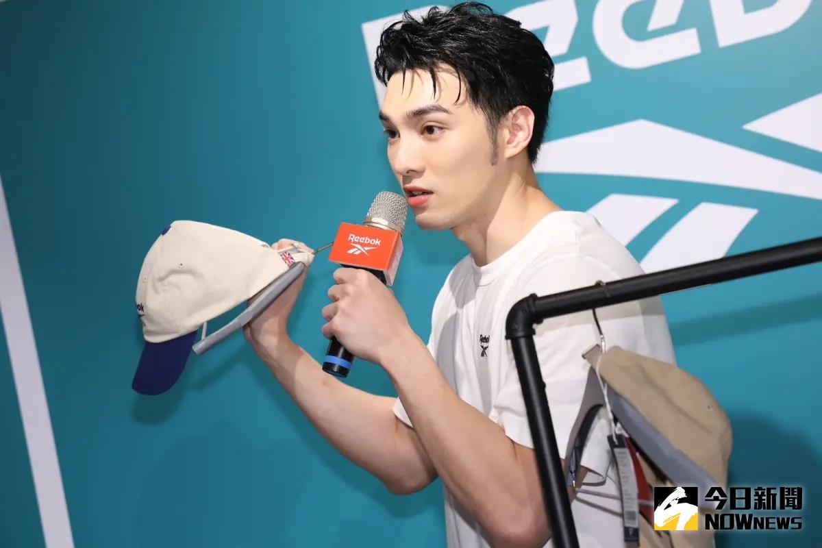 ▲近日一名粉絲在火車偶遇藝人黃偉晉，興奮發文，卻意外引來民眾質疑黃偉晉在火車上坐姿腿開太大，甚至畫線標示「超線」，引發爭議。對此，黃偉晉親自回應，表示純粹是角度造成誤解。（圖／記者李政龍攝）