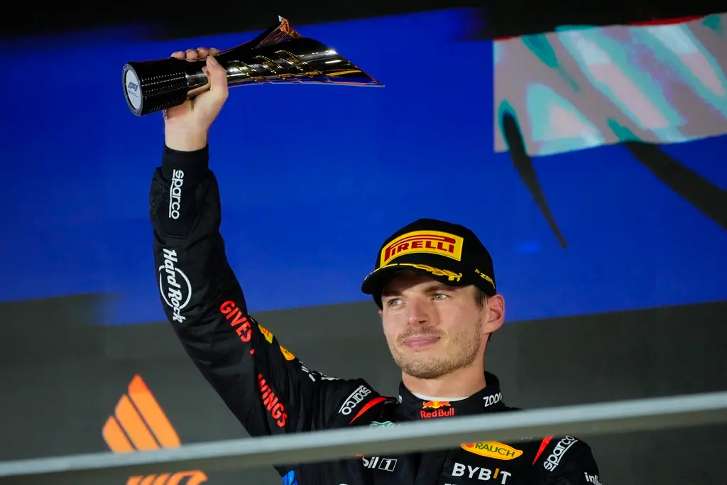 ▲2024年F1車手總冠軍Max Verstappen在拉斯維加斯站封王後高舉獎盃，這是他連續第四次奪冠，鞏固了作為F1傳奇車手的地位。（圖／美聯社／達志影像）