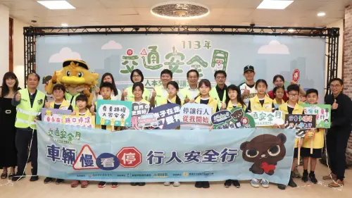 ▲高市府教育局長吳立森、交通局長張淑娟、台鋼雄鷹棒球隊領隊劉東洋與吉祥物 TAKAO，體驗擔任一日導護志工。（圖／高市府教育局提供）