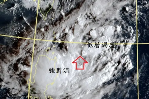 ▲台灣東方海面上的TD22熱帶性低氣壓，預估最快在明天增強為颱風「山陀兒」。（圖／取自鄭明典臉書）