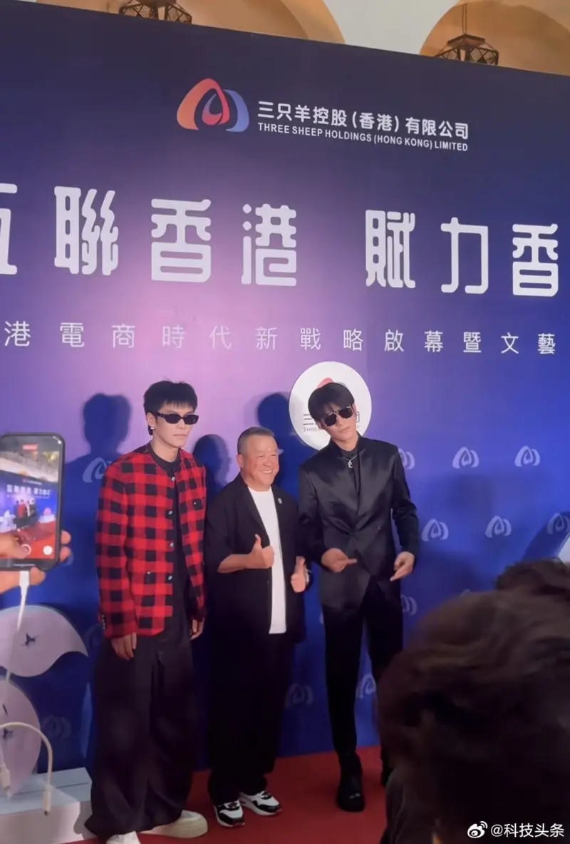▲小楊哥(左)曾找來曾志偉(中)合作,雙方合體直播販售的香港月餅被踢爆是假貨。(圖/微博)