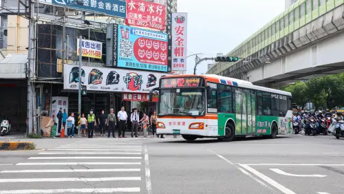 ▲台中市警局在各重要路口啟動「公車大執法」專案。（圖／台中市政府提供，2024.09.27）