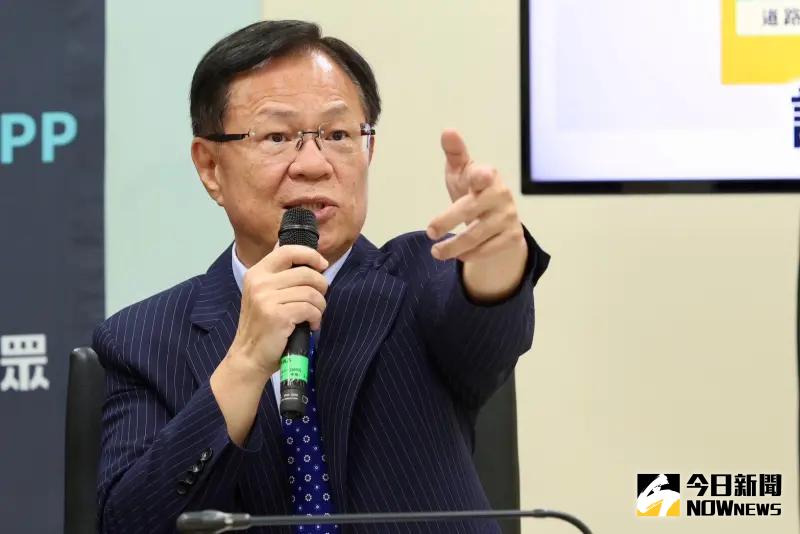 ▲立委張啓楷（右）與台北市議員林亮君（左2）及資深媒體人黃暐瀚（左1）受邀上《鄉民大學問》節目談大罷免一事。（圖／NOWnews節目部提供）