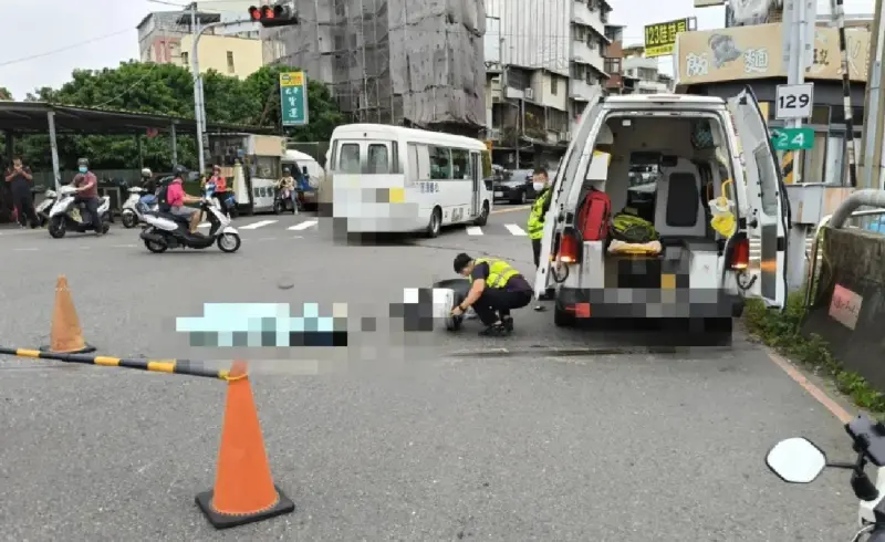 ▲今（27日）上午，台中某中學校車，行經太平區中山路一段往二段方向，撞擊一台微型電動二輪車，74歲的騎士臺姓老婦人當場死亡。（圖／翻攝畫面）