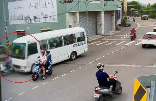 ▲今（27日）上午，台中某中學校車，行經太平區中山路一段往二段方向，撞擊一台微型電動二輪車，74歲的騎士臺姓老婦人當場死亡。（圖／翻攝畫面）