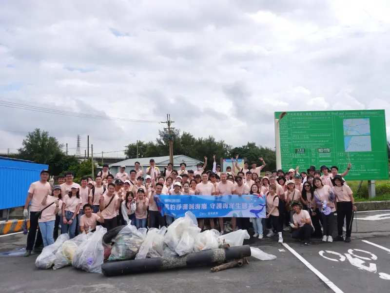 ▲雲豹能源（6869）今（27）日舉行「雲豹淨灘減海廢，守護海洋生態系」活動，總經理趙書閔及永續長暨發言人張建偉帶領下，串連南北上百位企業員工，同心協力「撿」塑近600公斤廢棄物，以實體行動守護地球環境！（圖／品牌提供）